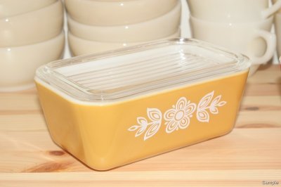 画像1: OLD PYREX レフリジレーターディッシュ（中）ORANGE (White Flower)