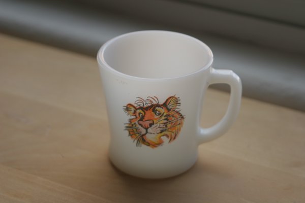 画像1: Fire-King プリントマグESSO Tiger Mug (D-Handle) (1)